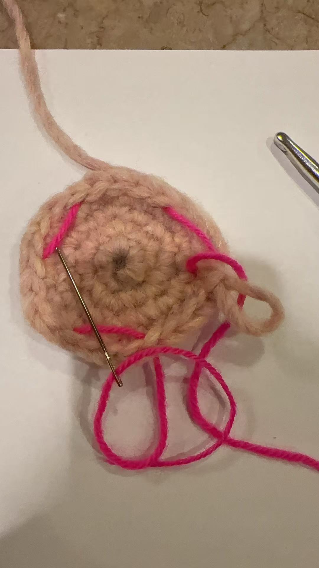 对比色线穿过每第5针，标记加针位置